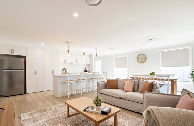 Macintyre - Contemporary Charm, Sleeps 8