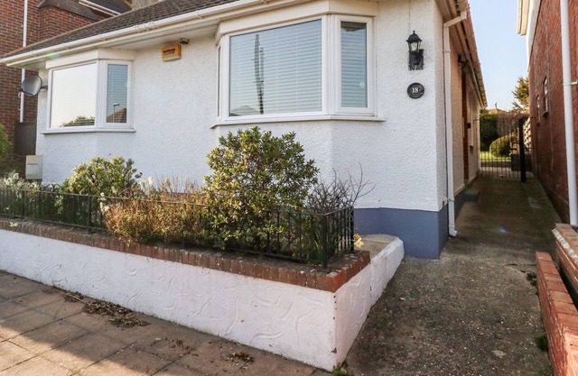 MAE TIDES, pet friendly, with a garden in Weymouth