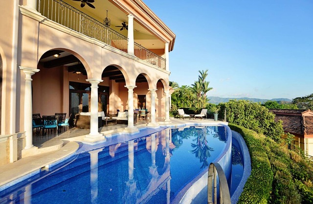 Magical Family Vacation Home w/Amazing Sunset View, close to Amenities.