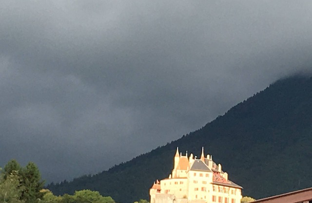 Magnificent lakeside villa with air conditioning, swimming pool and mountain views