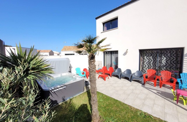 Magnificent South-facing Villa with Jaccuzzi, Beach and Corniche 200 m'away