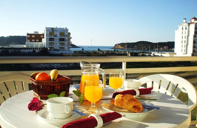 Magnificent 3 bedroom apartment with pool, with sea view, in São Martinho do Porto.