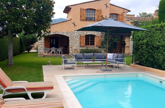 Magnificent villa renovated in Provencal style with swimming pool and private dock.