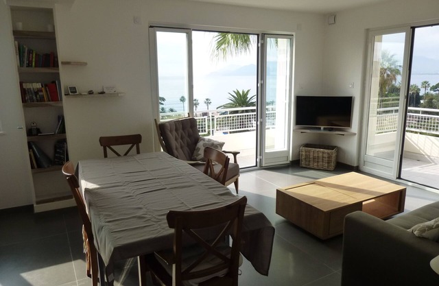 MAGNIFICENT APARTMENT RENOVATED CANNES, 52m2,100 M FROM THE BEACH, CLIM, PARKING,