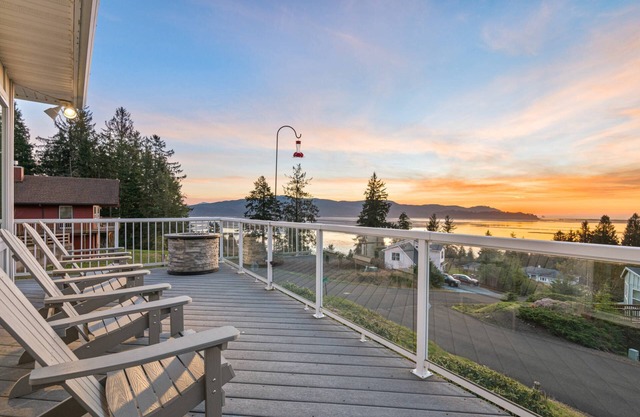 Magnificent Bay and Ocean Views, *Pet Friendly*, Hot Tub, Game Room w/Pool, Foosball, & Ping Pong