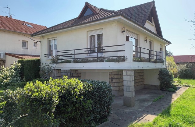 Magnificent, bright house with large garden, conveniently located. Quiet neighborhood