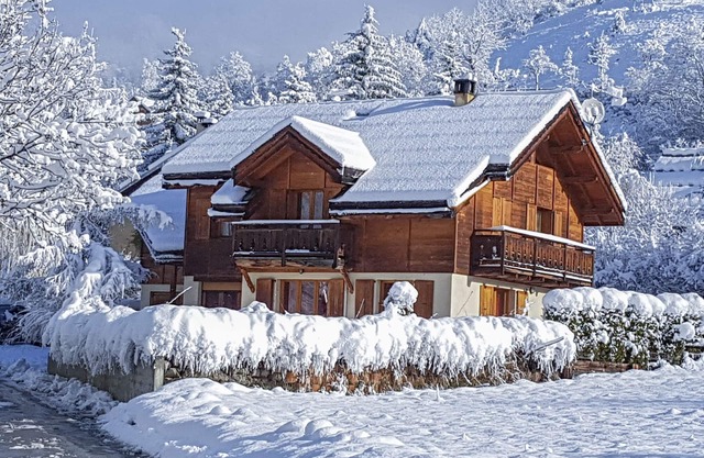 Magnificent chalet with jacuzzi and view of the mountain in Serre Chevalier