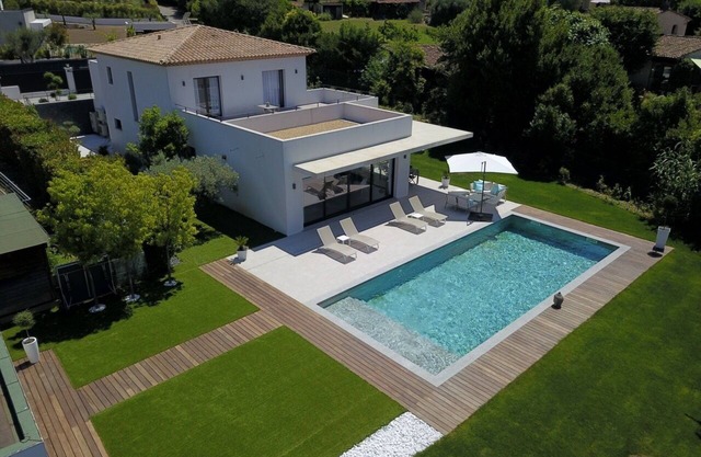 MAGNIFICENT CONTEMPORARY VILLA WITH SWIMMING POOL AND TENNIS COURT
