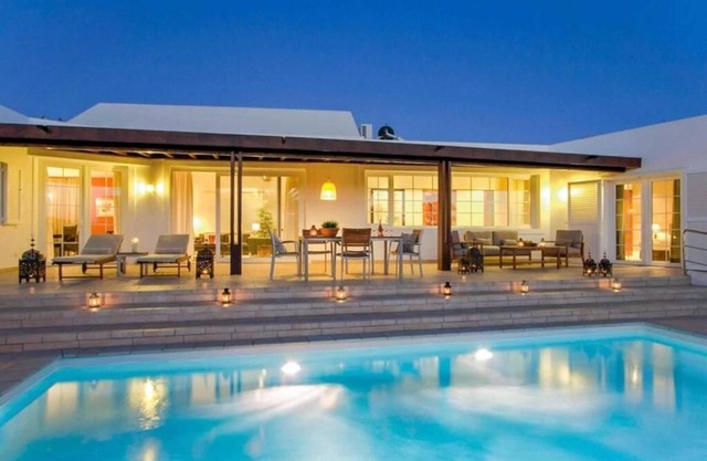 Magnificent and spacious Pearl Villa with heated pool, Wifi and AC