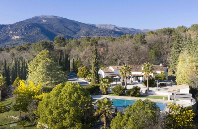Magnificent modern villa with large 17m swimming pool on 8000m2 of land