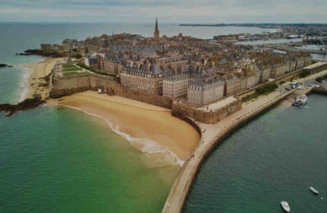 Magnificent low T3 house near beaches and golf course