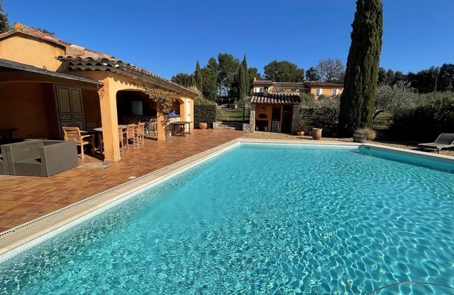 Magnificent property, big swimming pool, private tennis, large enclosed grounds