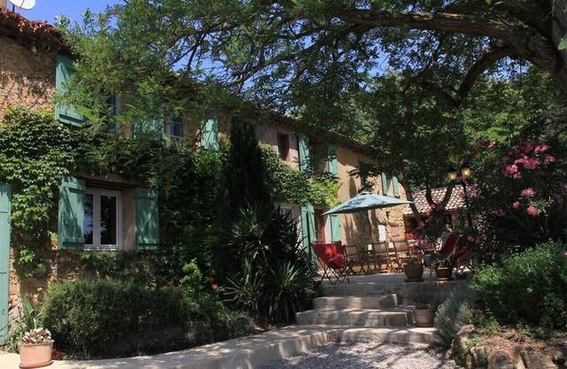 Magnificent Provençal House "Mas" - Lush Greenery