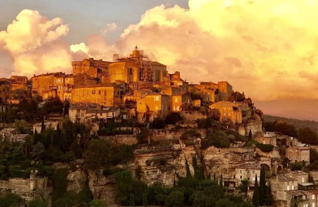 Magnificent Provencal farmhouse surrounded by lavender & olive trees