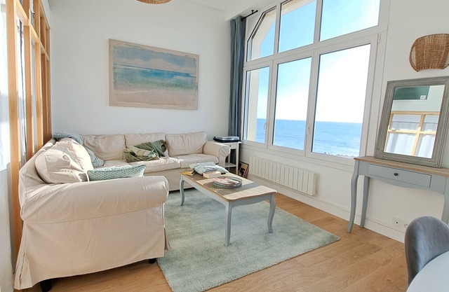MAGNIFICENT SEA VIEW BEAUTIFUL 3* CLASS APARTMENT GREAT COMFORT TASTEFULLY DECORATED