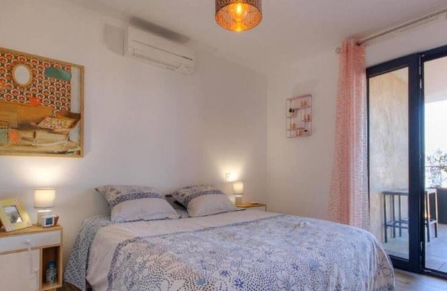 Magnificent seaside apartment with terrace and sea view.