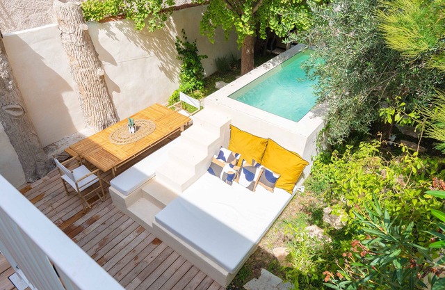 Magnificent typical southern Marseille house with swimming pool