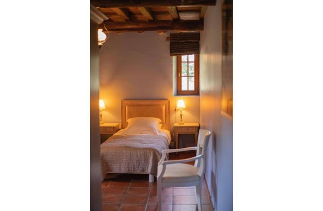 MAGNIFICIENT VIEWS OVER ANSOUIS IN THE VILLAGE OF JOUQUES