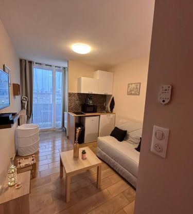 Magnifique studio neuf avec balcon