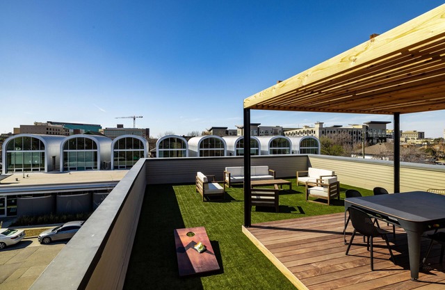 Magnolia Loft w/Rooftop Parking & City Views