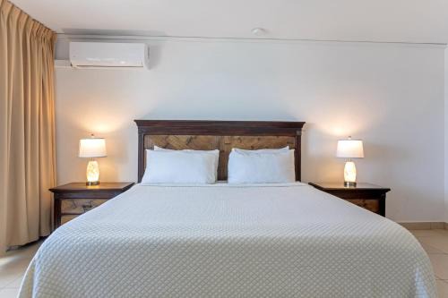 Maho Beach House - Ocean Suite - 2 Bedroom