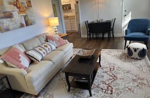 Main level 1 bedroom condo within walking distance to Village District!