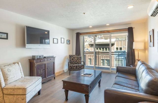 Main Street location-Overlooking Historical Downtown-Treasure Mountain Inn- cleaning fees included!