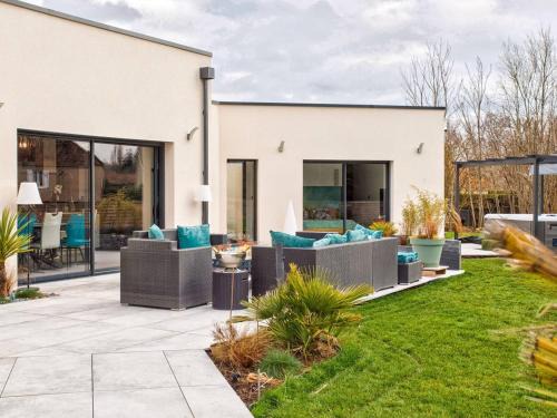 Maison élégante avec jacuzzi, confort moderne et histoire à Ranville - FR-1-788-44