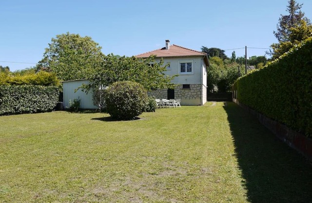 Maison 4 places, petits déjeuners, quartier calme.