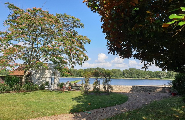 Maison 6 Personnes Dans un Jardin en Bord de Loire Dans le Village de La Pointe