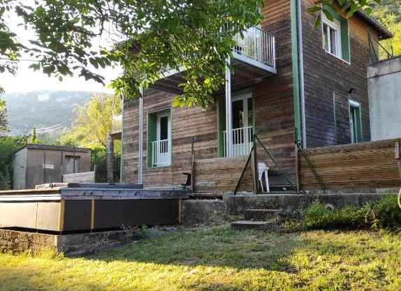 Maison au bord de l'eau avec Jacuzzi