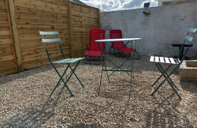 Maison Avec Cour, Véranda et Cheminée, Près des Plages
