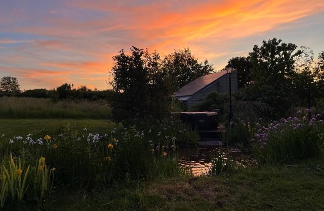 Maison Avec Grand Jardin et Jacuzzi, Proche de la Forêt