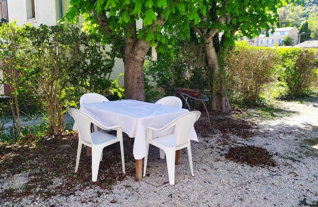 Maison Avec Jardin, Bien Située Dans le Village