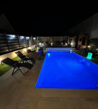 Maison avec piscine chauffée jacuzzi a1 heure paris 10 mn du centre ville