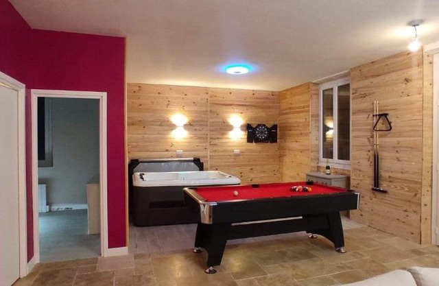 Maison cocooning salle de jeux jaccuzi