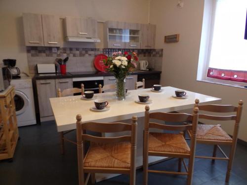 Maison contemporaine rénovée avec terrasse à Vaumas - FR-1-489-160