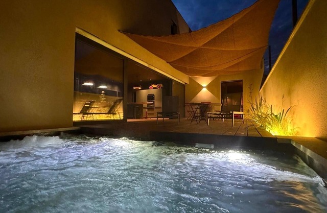 Maison D'architecte Avec Spa/piscine Chauffée au Coeur de Vaison-la-romaine