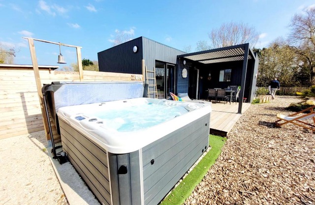 Maison de 2 chambres avec jacuzzi jardin amenage et wifi a Saint Jean de Monts a 1 km de la plage