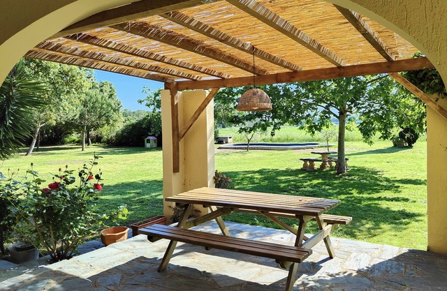 Maison de Campagne Avec Terrasse Terrain Arboré Piscine Privée au Calme Absolu