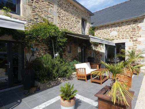 Maison de caractère à Corseul, jardin et piscine