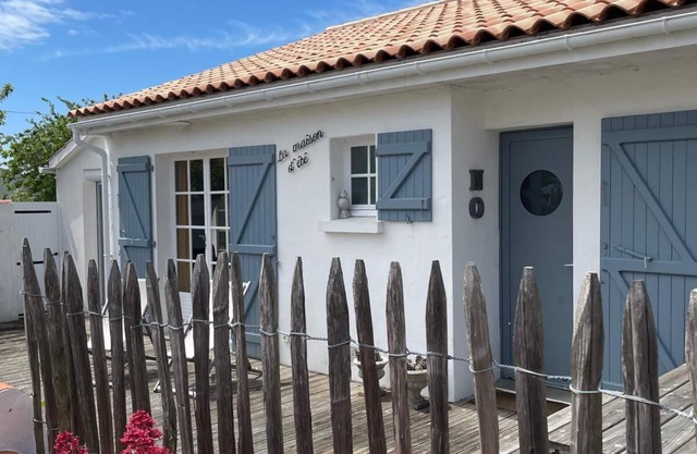 MAISON DE TRADITION NOIRMOUTRINE "LA MAISON D'ÉTÉ - 2 MIN WALK FROM THE OCEAN