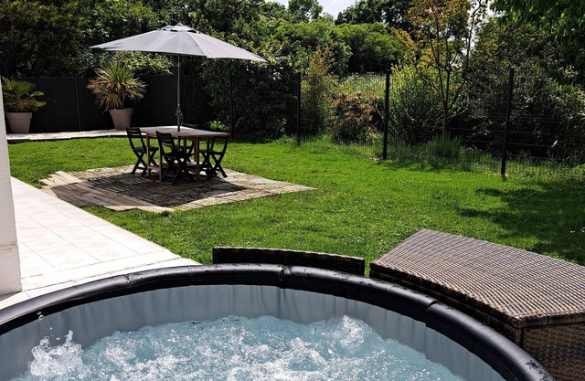 Maison de Vacances Avec Jacuzzi 10 min des Plages