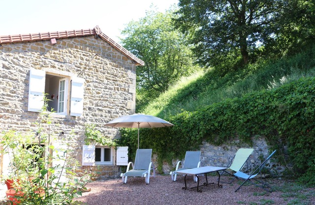 Maison de Village Dans un Écrin de Verdure