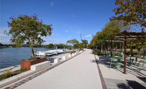 Maison de ville, local à vélo, cour, bord de Saône