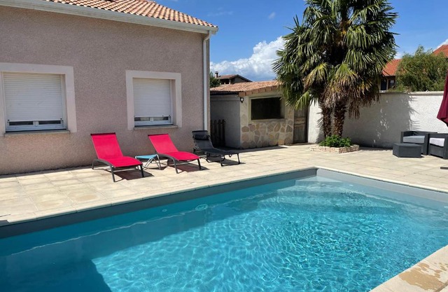 Maison entière 4 lits 8 pl avec jacuzzi proche du safari de Peaugres