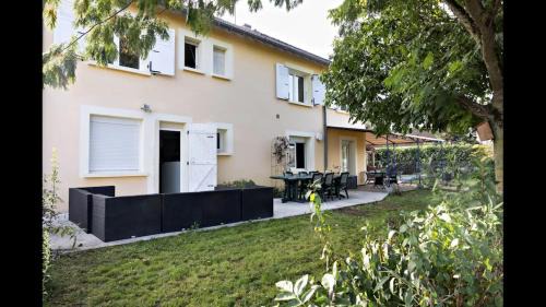 Maison familiale- 12 couchages - 6 chambres, piscine, très grand jardin