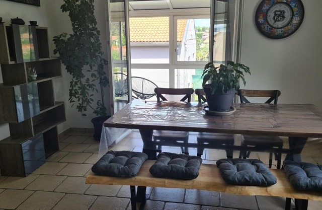 Maison familiale avec jardin clos et barbecue