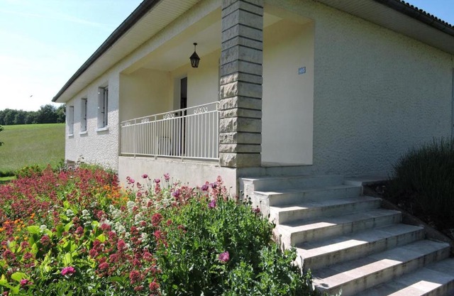 Maison Indépendante avec Grand Jardin, Cheminée, Wifi et Équipements de Loisirs à Agonac - FR-1-616-97