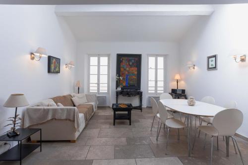 Maison Julia- Triplex avec rooftop terrasse vue sur mer et cathédrale, 10 mins à pieds du palais et plages